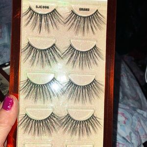 CATTITUDE eyelashes
